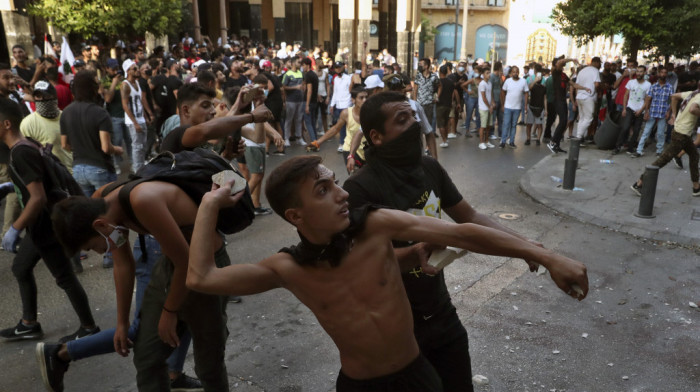 Burno u Libanu: Sukob demonstranata sa policijom, ispaljene i rakete iz Izraela