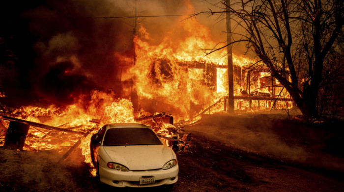 Požar "Diksi" ne prestaje da razara domove - uništeno više od 1.000 kuća, izgorelo najmanje 200.000 hektara zemlje