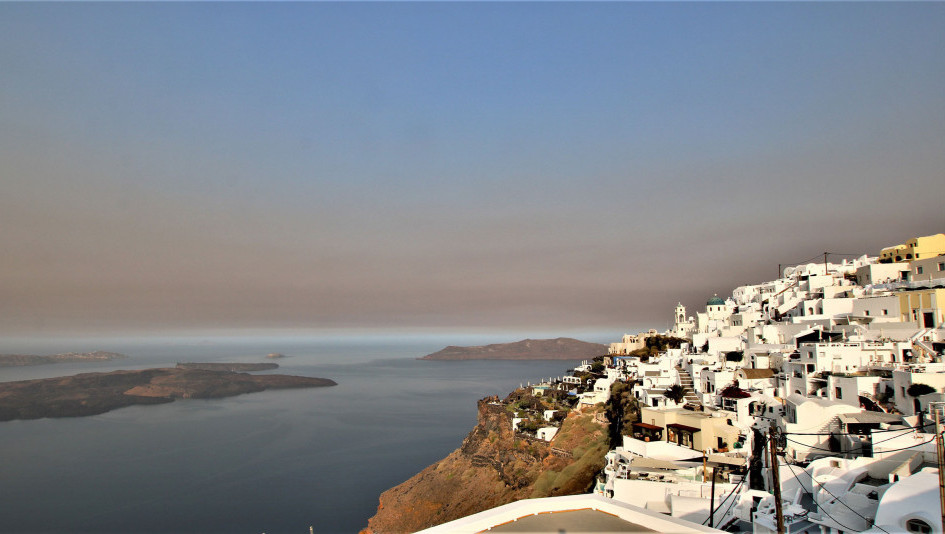 Euronews Srbija donosi fotografije koje prikazuju razmere požara u Grčkoj: Ovako danas izgleda nebo iznad Santorinija