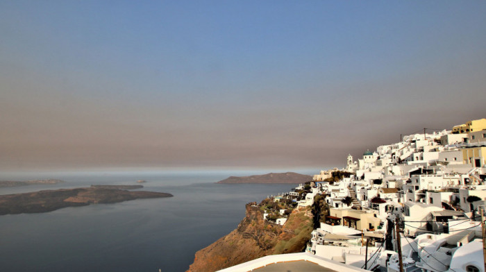 Euronews Srbija donosi fotografije koje prikazuju razmere požara u Grčkoj: Ovako danas izgleda nebo iznad Santorinija