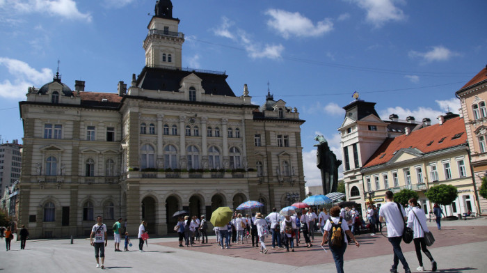 Državni sekretar o uništenom bilbordu u Novom Sadu: Čin koji vređa romske žrtve