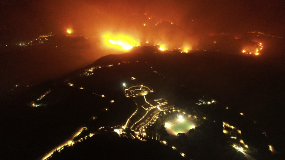 Četvrti dan požara u Grčkoj: Vatra se bliži Atini, ljudi u panici napuštaju domove