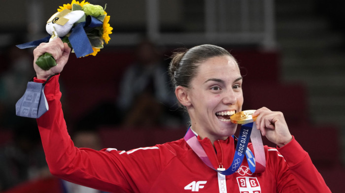 Jovana Preković nosi zastavu Srbije na ceremoniji zatvaranja OI