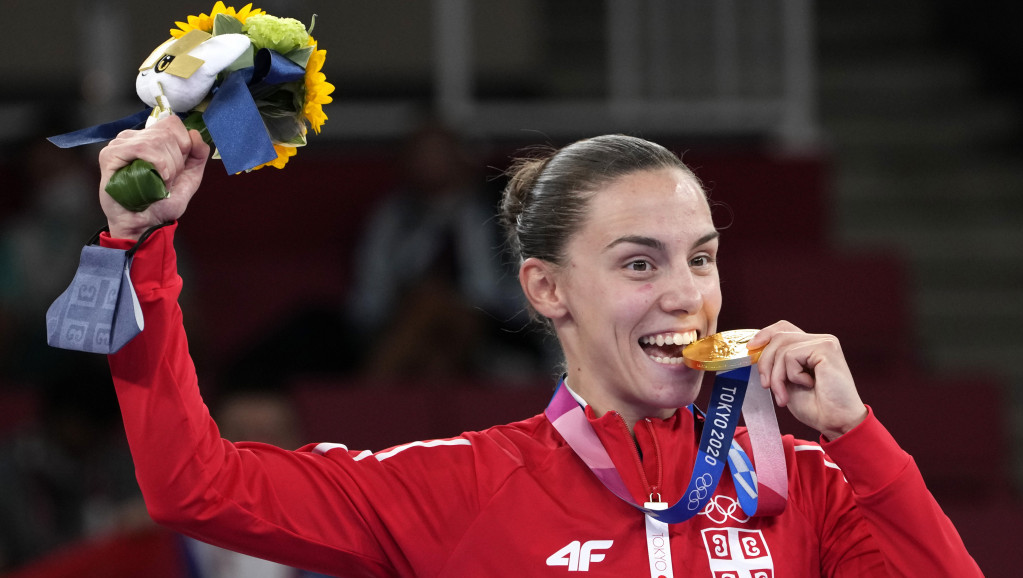 Jovana Preković nosi zastavu Srbije na ceremoniji zatvaranja OI