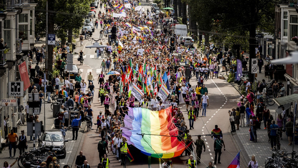 Oko 10.000 ljudi okuplio se na "Šetnji ponosa" u Amsterdamu