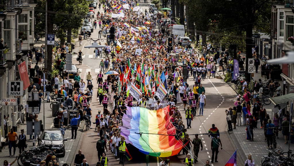 Oko 10.000 ljudi okuplio se na "Šetnji ponosa" u Amsterdamu