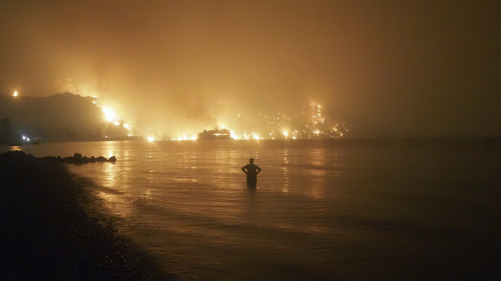 Evropa u plamenu: Najgori požari u poslednjih 30 godina, borba protiv vatrene stihije na Eviji i večeras