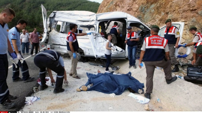 Poginulo 15 osoba u sletanju autobusa sa puta u Turskoj, još 17 putnika povređeno