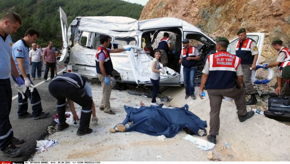 Poginulo 15 osoba u sletanju autobusa sa puta u Turskoj, još 17 putnika povređeno