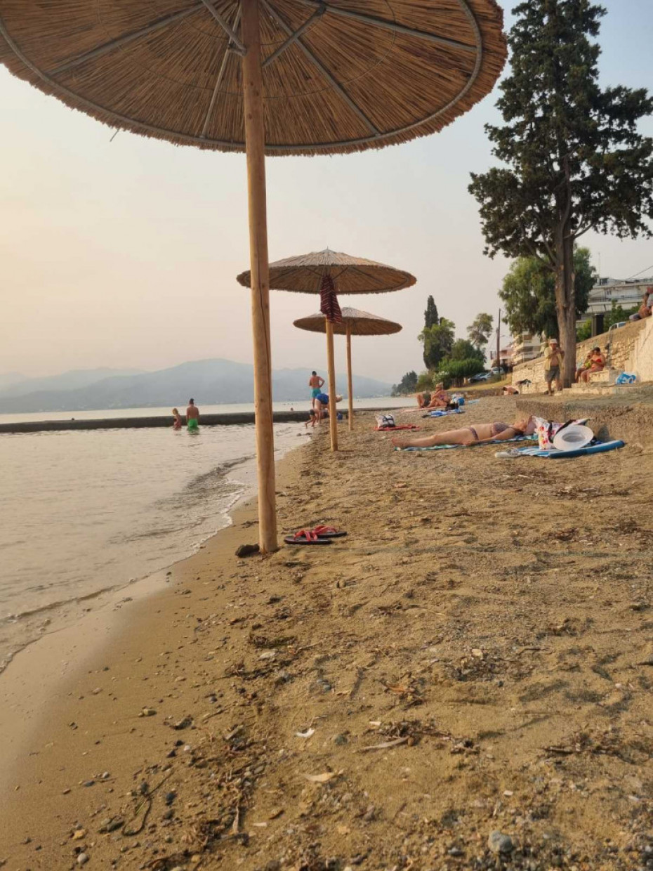 Ljudi u Edipsosu uprkos situaciji idu na plažu