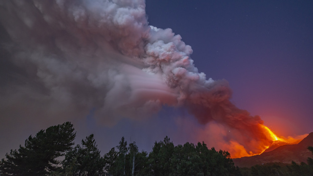 Vulkan Etna ponovo izbacuje lavu i oblake pepela