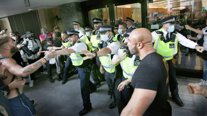 VIDEO Neredi u Londonu, antivakseri pokušali da provale u prostorije BBC