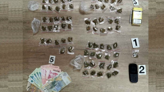 Policija kod petnaestogodišnjaka pronašla 68 paketića marihuane