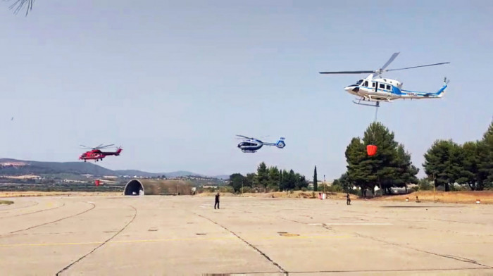 Srpski helikopteri juče u 30 naleta stavili pod kontrolu vatru u dva sela na Eviji