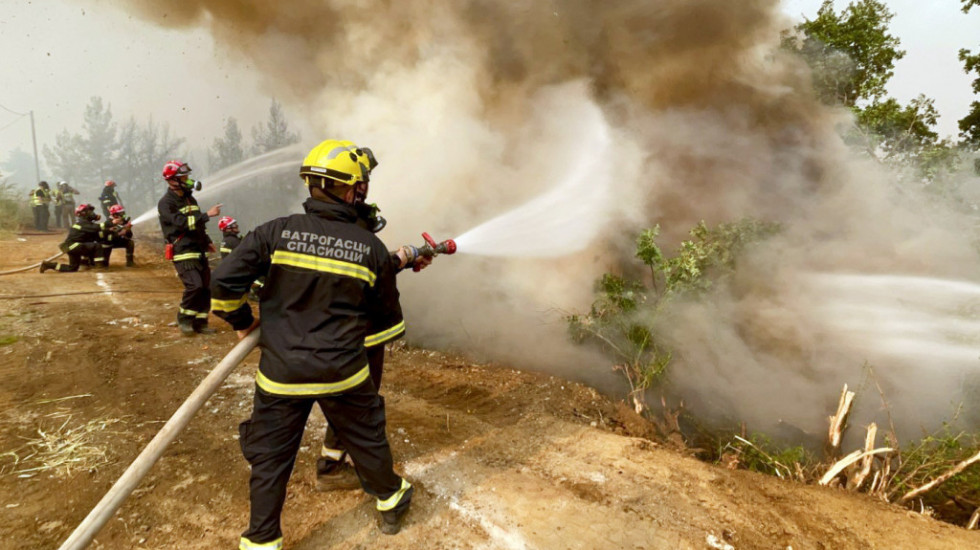 Vatrogasci iz Srbije i dalje se bore sa vatrenom stihijom u Grčkoj: Sprečeno širenje požara na hiljade hektara šuma