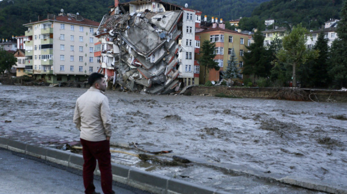 U poplavama i klizištima u Turskoj stradalo 38 osoba