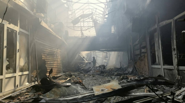 Vatrogasci se cele noći borili s vatrom u Bloku 70: "Ovo je bio ogroman požar, moramo sve da prevrnemo i pretražimo"