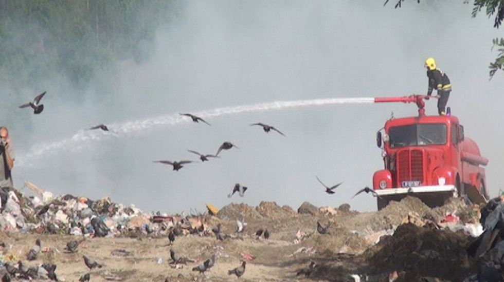 Gori deponija u Topoli: Nebo prekrio gust dim, nekoliko vatrogasnih ekipa na terenu