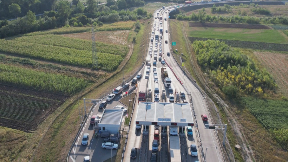 Protest meštana Preljine zaustavio saobraćaj na autoputu Miloš Veliki, velike gužve na naplatnoj rampi