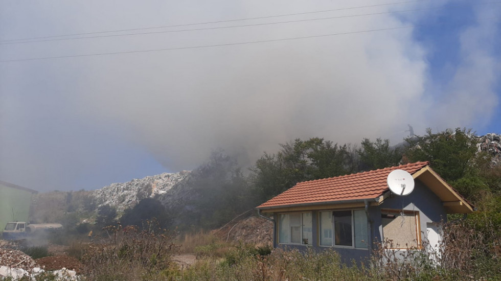 Novi požar na deponiji u Topoli, na terenu dva vatrogasna vozila