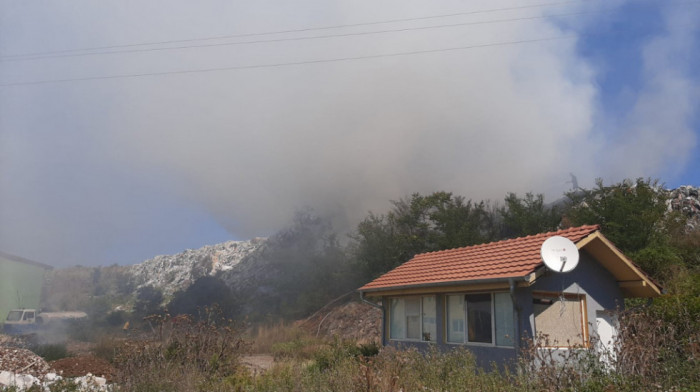 Novi požar na deponiji u Topoli, na terenu dva vatrogasna vozila