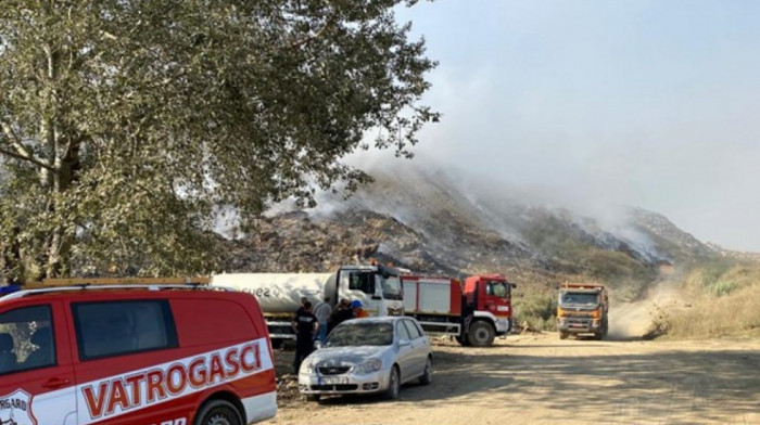 Nastavlja se gašenje požara u Vinči, beli dim i dalje prisutan