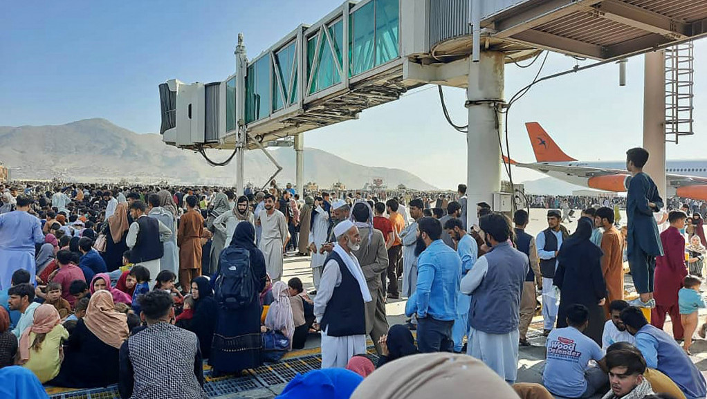 Napeto u Kabulu: Sedam mrtvih na aerodromu, svi letovi obustavljeni