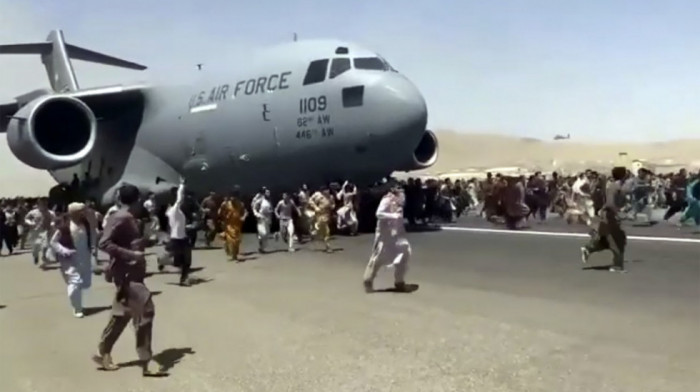 Uznemirujući snimak iz Kabula, ljudi pokušavali da se prikače na avion koji je poletao pa padali