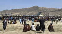 Fotografija o kojoj bruji svet: 640 Avganistanaca stalo u američki avion, pobegli iz Kabula