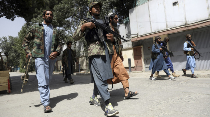 Talibani pucali u vazduh da bi rasterali ljude sa aerodroma
