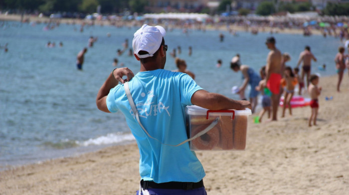 Na Halkidikiju uhapšena "krofna mafija" - strani državljani primoravani na prodaju na plažama