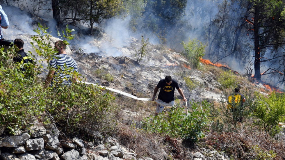 Požar kod Zenice, nepristupačan teren otežava gašenje