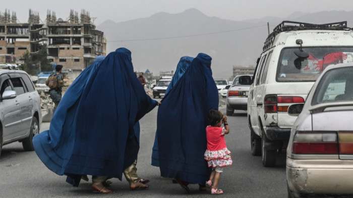 Talibani ženskom osoblju dozvolili da se vrati na posao, Međunarodna agencija za pomoć nastavlja rad u Avganistanu,