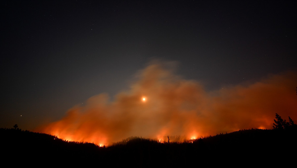 Požar na Hvaru: Gori gusta šuma, na terenu i kanaderi