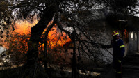 Dva požara u blizini Atine, vatra preti da zahvati kuće