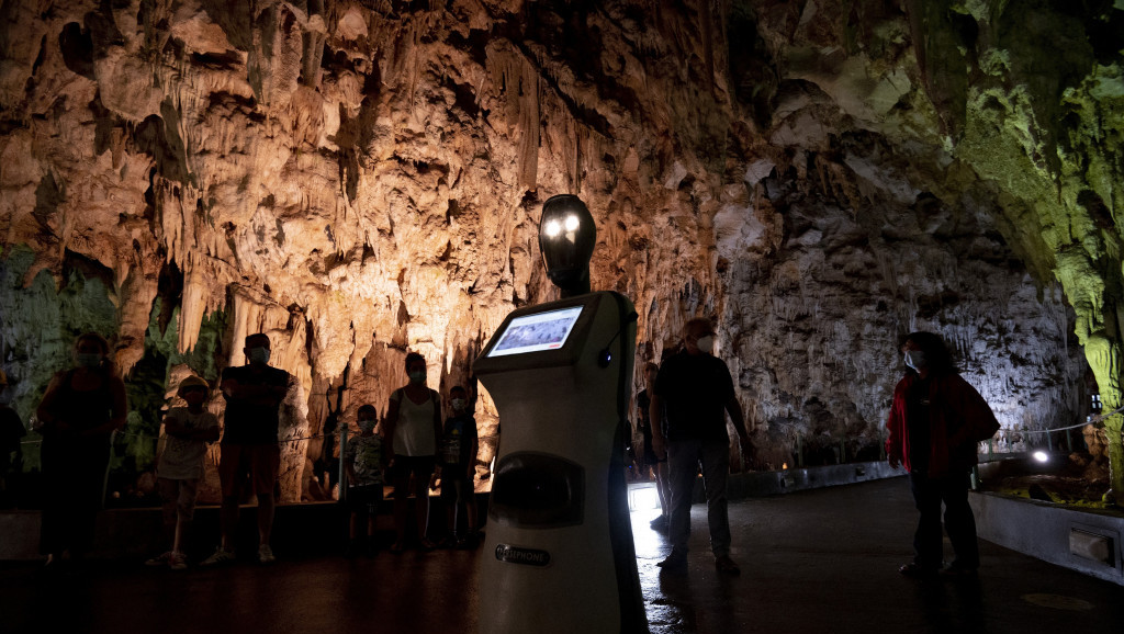 Prvi robot-turistički vodič: Persefona predstavlja posetiocima grčku pećinu Alistati na 33 jezika