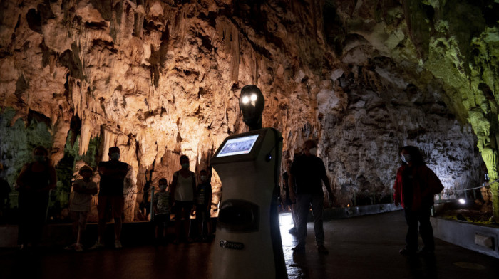 Prvi robot-turistički vodič: Persefona predstavlja posetiocima grčku pećinu Alistati na 33 jezika