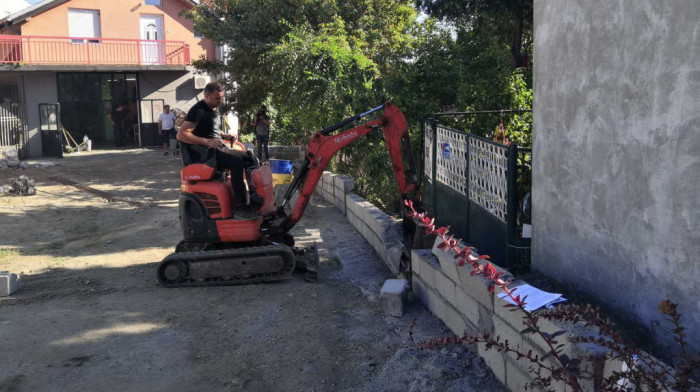 Građani "zazidani" u Glamočkoj  - kako ulica posle nekoliko decenija može da nestane preko noći