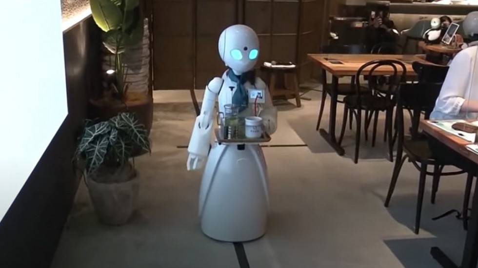 Inkluzija na japanski način: Roboti služe piće u kafićima u Tokiju