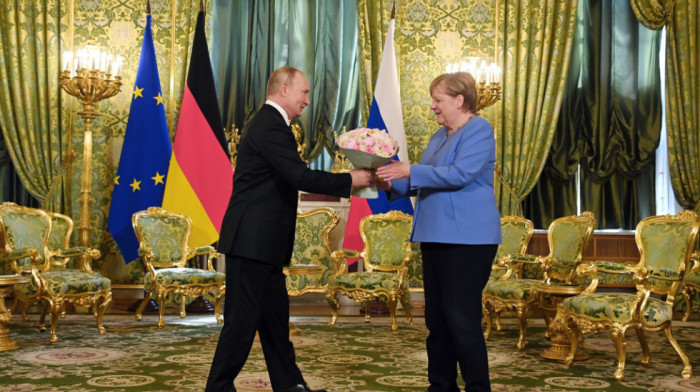 Putin poklonio buket cveća Angeli Merkel