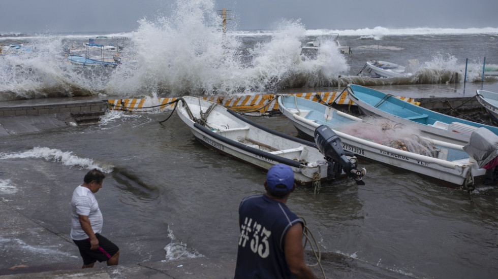 Predsednik Meksika upozorio na razorni uragan, udari vetrova skoro 200 kilometara na čas