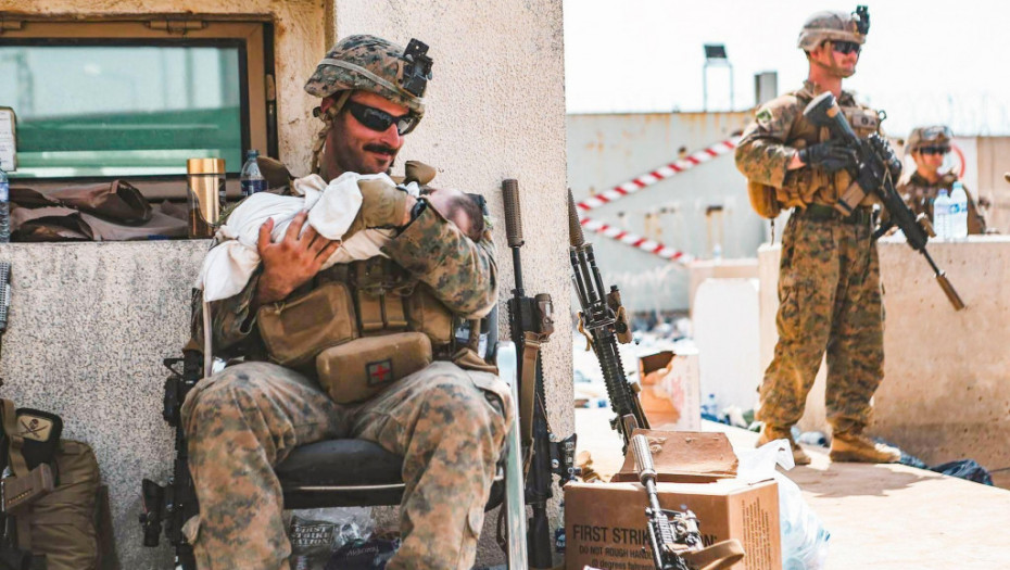 Šta je bilo sa bebom koju očajni otac bacio američkom vojniku na aerodromu u Kabulu