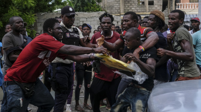 Rasulo na Haitiju zbog humanitarne pomoći, nakon zemljotresa vode se borbe za hranu