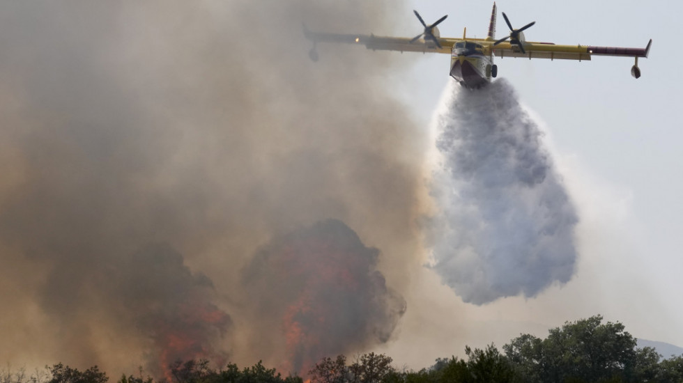 Veliki požar u okolini Omiša, vetar i dalekovod otežavaju posao vatrogascima