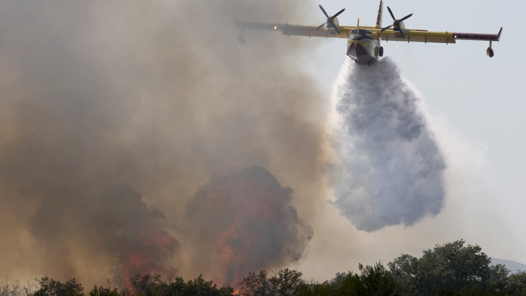 Veliki požar u okolini Omiša, vetar i dalekovod otežavaju posao vatrogascima