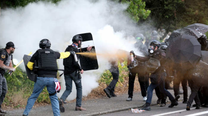 Protesti u Portlandu postali nasilni -  njamanje jedna osoba uhapšena u sukobu desničara i levičara