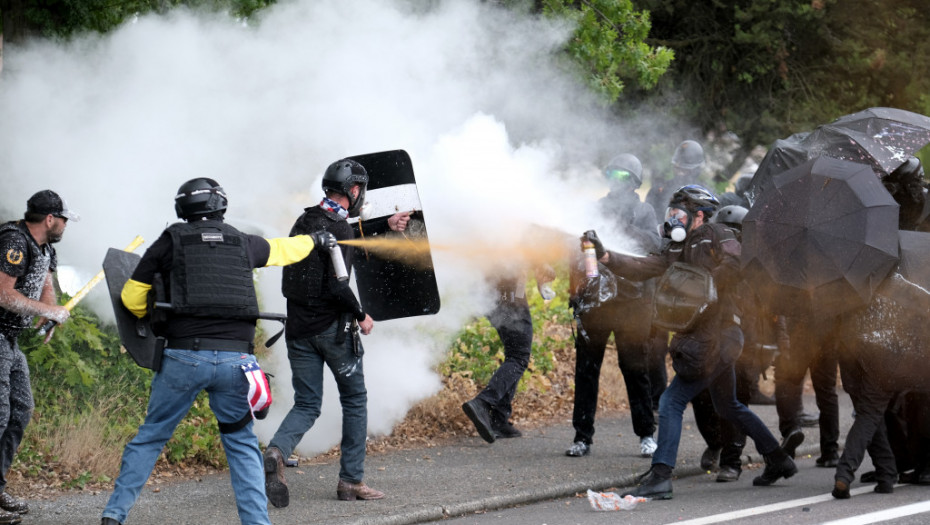 Protesti u Portlandu postali nasilni -  njamanje jedna osoba uhapšena u sukobu desničara i levičara