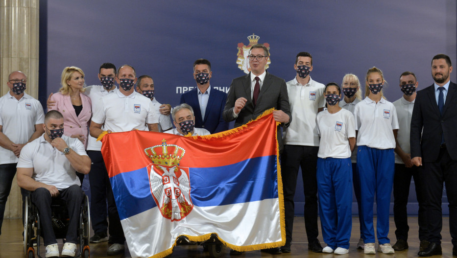 Predsednik Vučić uručio zastavu paraolimpijcima: Vi ste naši heroji