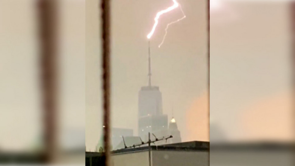 Tropska oluja Henri pogodila Njujork: Grom udario tačno u zgradu Svetskog trgovinskog centra