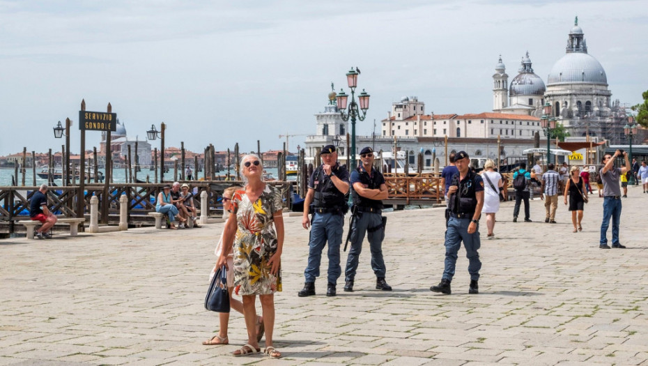 Naoružani čuvari kontrolišu velike gužve u Veneciji: Putnici fizički napadaju osoblje, pljuju ih, vređaju...